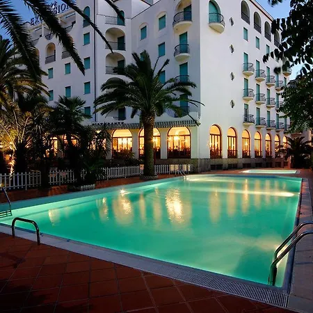 Grand Excelsior Hotel 4*